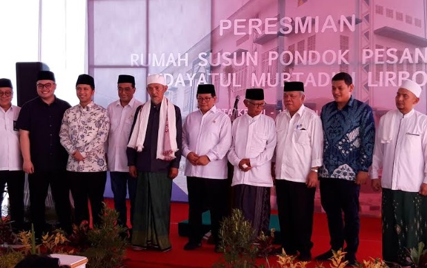 
Pengasuh Ponpes Lirboyo, KH. Kafabihi Mahrus (memakai sorban). foto: MUJI HARJITA/ BANGSAONLINE