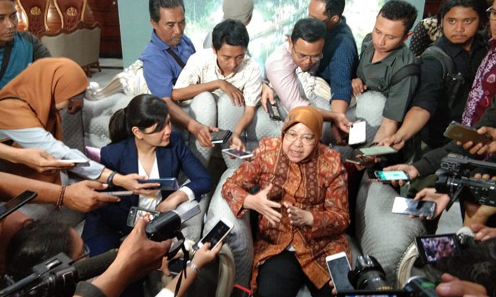Wali Kota Risma bersama Sekjen PSSI Ratu Tisha Destria saat memberikan keterangan kepada awak media. foto: YUDI A/ BANGSAONLINE