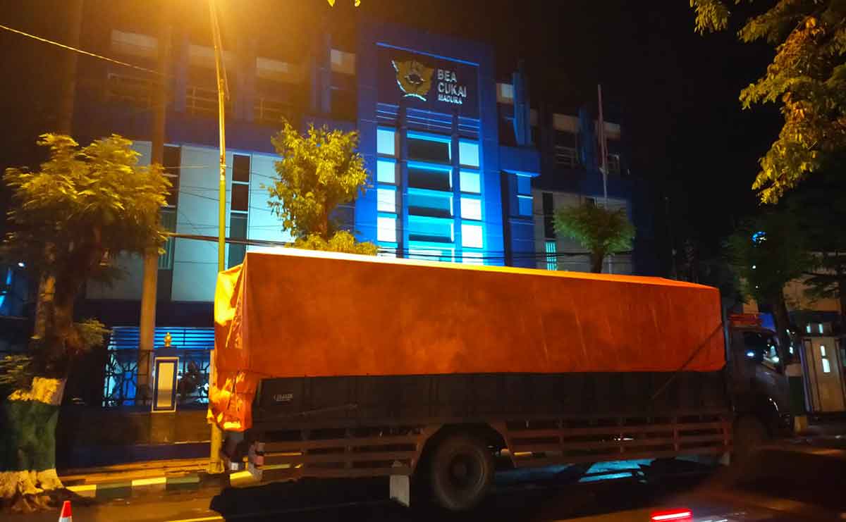 Truk yang diduga membawa rokok ilegal di depan Kantor Bea Cukai Madura.