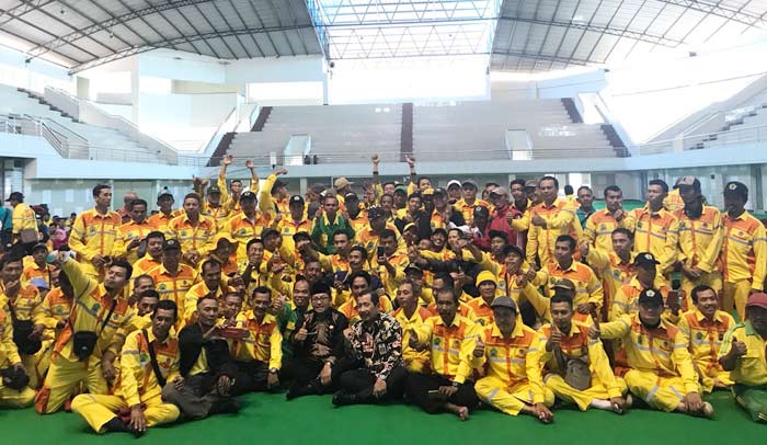 Sutiaji, Plt. Wali Kota Malang bersama segenap ASN DLH foto bersama usai pengarahan di GOR Ken Arok, Kamis (12/07). foto : istimewa