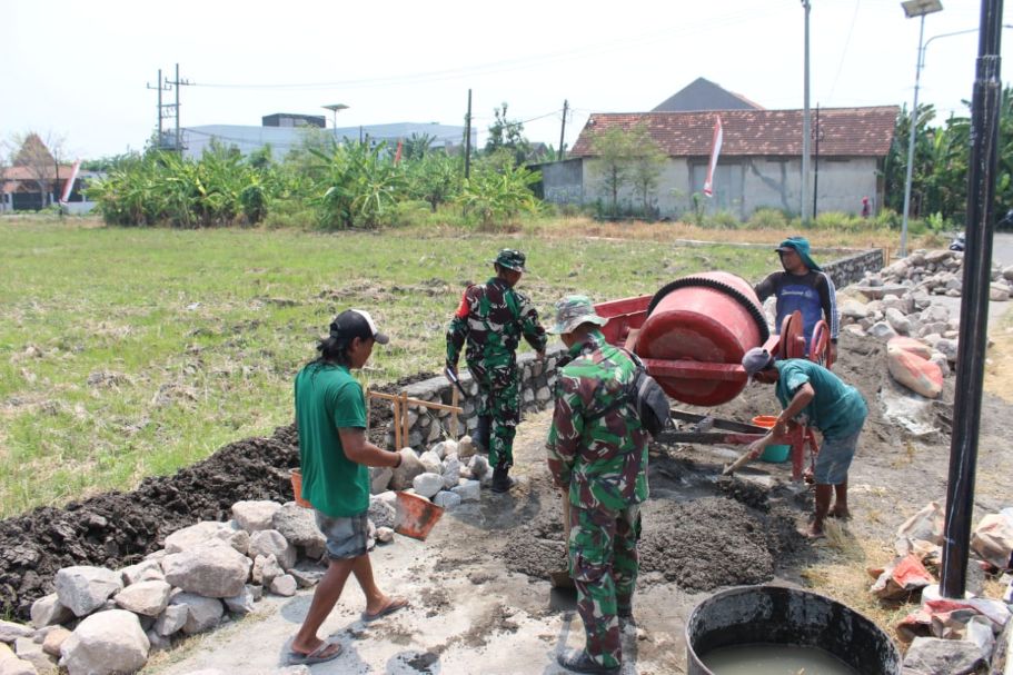 Satgas TMMD ke-126 mengerjakan plengsengan irigasi di Desa Kedondong Tulangan, Kamis (9/10/2025). foto ist