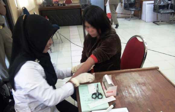 Salah satu PSK yang terjaring razia menjalani tes darah.