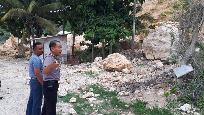 Lokasi terjatuhnya seorang pekerja tambang batu kapur berikut ekskavatornya.