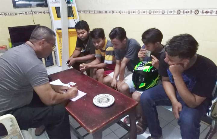 Para pelaku saat diamankan di Mapolsek Jabon.