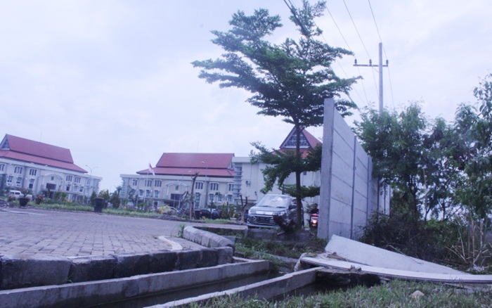 Tembok kompleks perkantoran Raci roboh pasca hujan lebat.