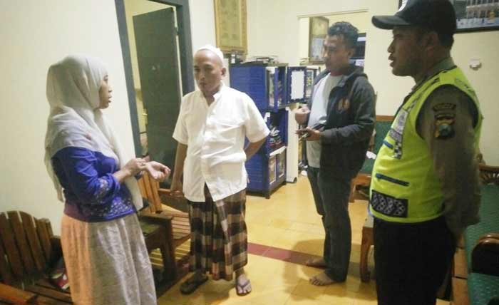Petugas saat melakukan pemeriksaan di rumah korban.