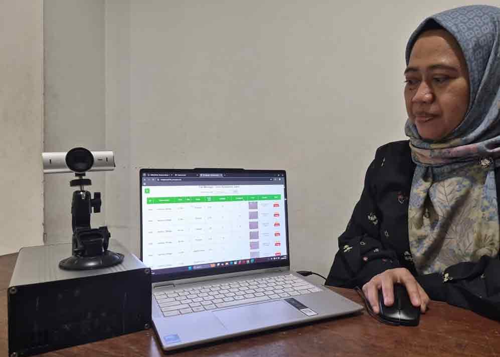 Hani’ah Mahmudah tunjukkan pengambilan data visual jalan rusak dibantu sensor kamera yang terpasang di kendaraan yang kemudian diolah dengan edge device berbasis AI. (Ist)