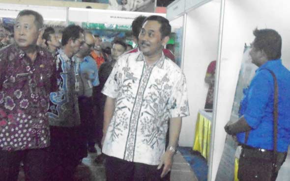 Kepala Dinsosnakertrans Saiful Alam Sudrajat (kiri) dan Wakil Bupati  Yusuf Widyatmoko (kanan) saat memantau stan-stan di acara Job Market Fair 2016.