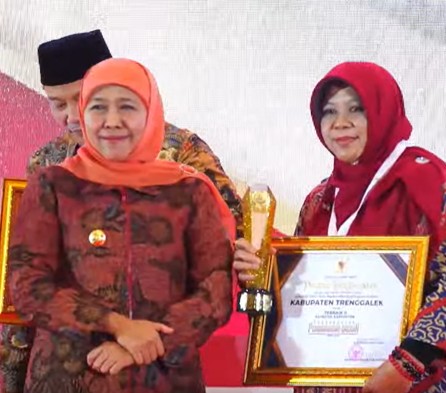 Gubernur Jatim Khofifah usai serahkan penghargaan pada Ratna Sulistyowati