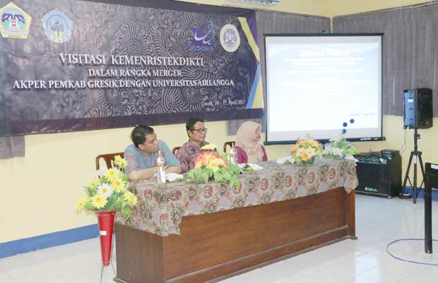 Tim verifikasi Kemenristekdikti saat berkunjung ke Akper Gresik. foto: SYUHUD/ BANGSAONLINE