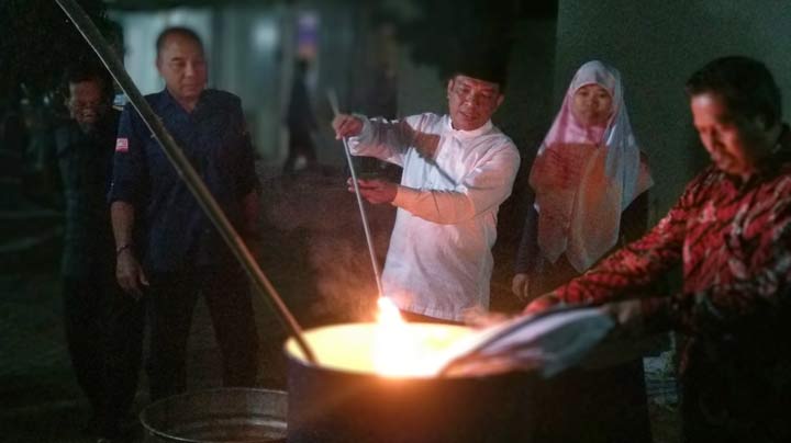 Damhudi, Ketua KPU Pacitan saat melakukan kegiatan pemusnahan surat suara rusak. foto: YUNIARDI S/ BANGSAONLINE