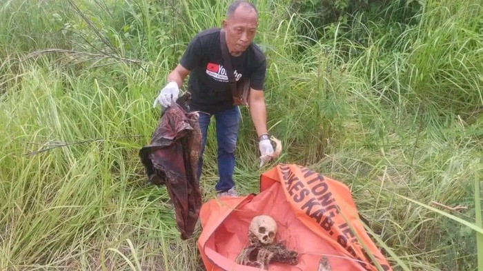 Tengkorak dan kerangka manusia yang diduga berjenis kelamin laki-laki ditemukan di bekas tambang galian C, Kecamatan Bungah (dok. Ist)