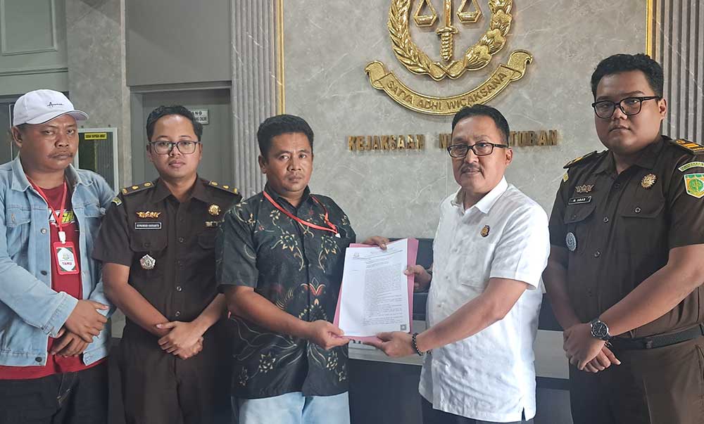 Kajari Tuban, Imam Sutopo (dua dari kanan) saat menyerahkan berkas RJ.