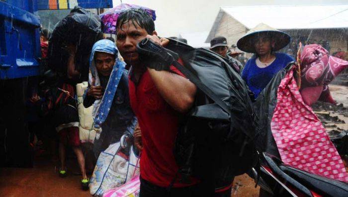 Sejumlah warga eks-Gafatar meninggalkan pemukiman mereka yang dibakar massa saat hendak dievakuasi dari kawasan Monton Panjang, Kabupaten Mempawah, Kalbar. foto: antara