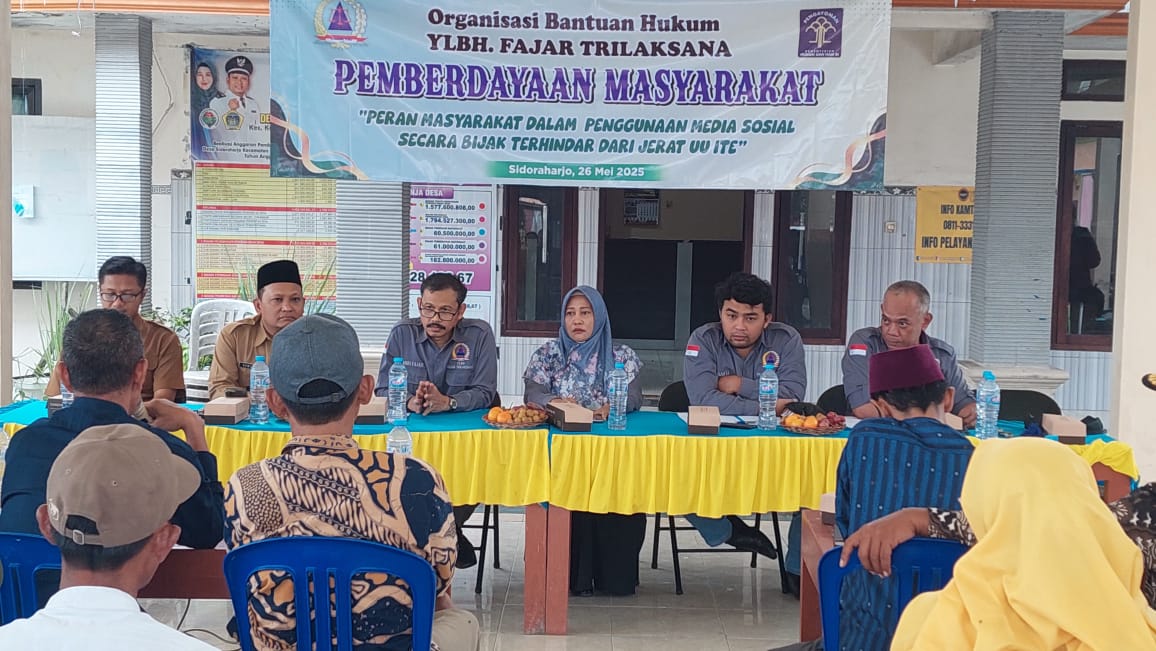 Direktur YLBH FT, Andi Fajar Yulianto dan sejumlah advokat saat memberikan pembekalan hukum cara bijak bermedsos. Foto: Ist.