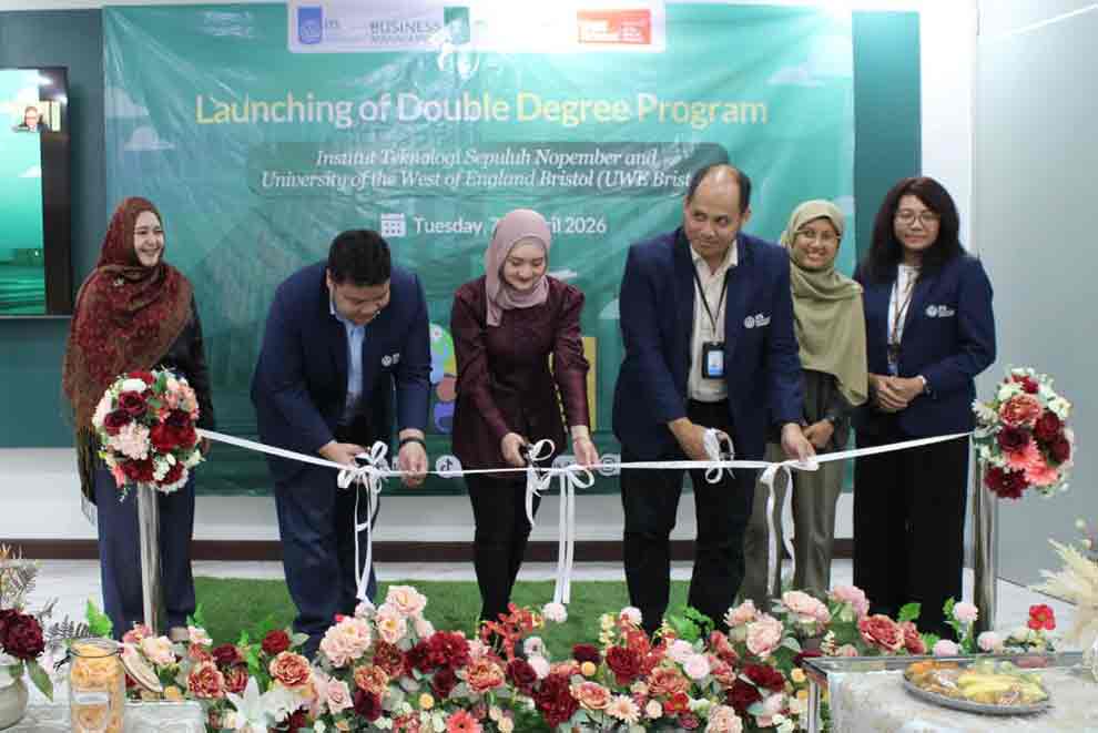 Pemotongan pita sebagai simbolis peluncuran program Double Degree oleh perwakilan Manajemen Bisnis ITS dan University of the West of England Bristol. (Ist)