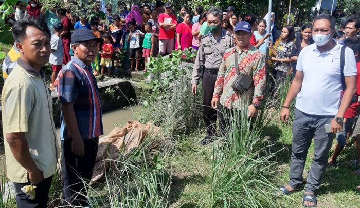 Penemuan seorang mayat laki-laki di pinggir sungai menggegerkan warga Dusun Cangkringan, Desa Kedungsugo, Kecamatan Prambon, Kabupaten Sidoarjo.