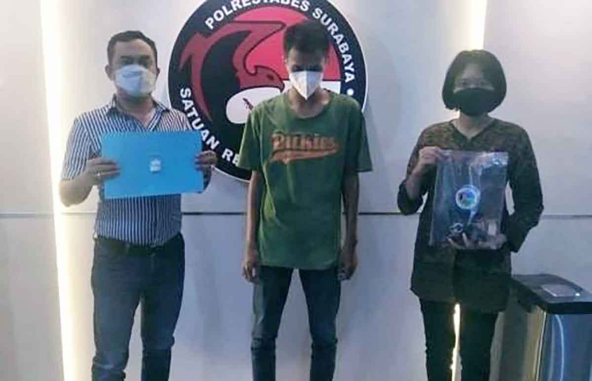 pelaku pengedar narkoba saat ditangkap Polrestabes Surabaya.