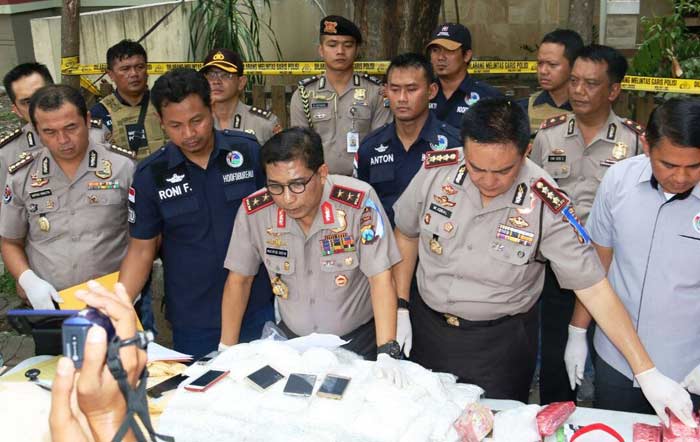 Kapolda Jatim Irjen Drs Machfud Arifin SH didampingi Kapolrestabes Kombes M Iqbal dan Kabid Humas Polda Jatim Kombes Frans Barung Mangera saat gelar perkara.