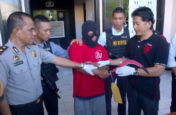 Tersangka membawa celurit yang dipergunakan untuk membacok. (foto: rusmiyanto/BANGSAONLINE)