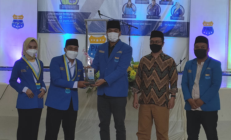 Ketua PC PMII Kediri Muhammad Eko Yulianto (nomor 2 dari kiri) saat memberikan cendera mata kepada Ketua Umum PB PMII Muhammad Abdullah Syukri. (foto: MUJI HARJITA/ BANGSAONLINE)