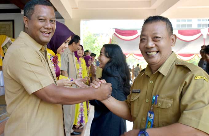 Bupati MKP berhalal bihalal dengan karyawan Pemda. foto: YUDI EP/ BANGSAONLINE