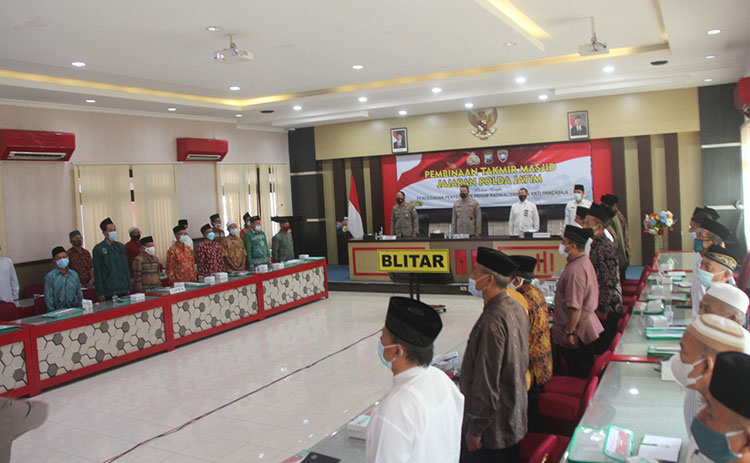 Puluhan takmir masjid di Kabupaten Blitar mendapatkan pembinaan soal pencegahan radikalisme oleh Polres Blitar. Pembinaan takmir masjid ini dilakukan langsung oleh Kasubdit Bintibsos Dit Binmas Polda Jatim AKBP Sujiono, S.H., Rabu (2/6/2021). (foto: ist)