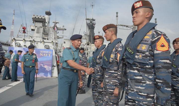 Pangkoarmada II Laksamana Muda TNI Heru Kusmanto saat memberangkatkan Satuan Tugas Port Visit 2019 menuju Filipina. 
