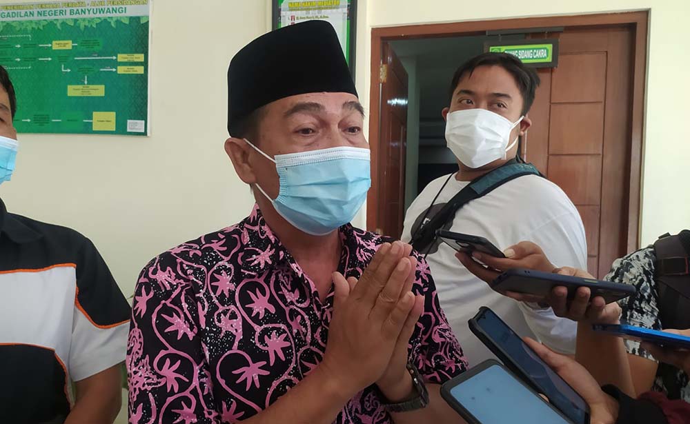Asmuni, Kades Temuguruh memberikan keterangan usai mengikuti sidang tipiring di PN Banyuwangi.