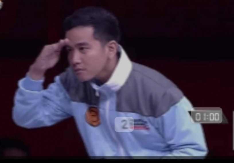 Penampilan Calon Wakil Presiden 02 Gibran Rakabuming Raka dalam Debat Cawapres saat mencari jawaban Mahfud MD di Jakarta Convention Center (JCC), Jakarta, Minggu (21/1/2024), Foto: KPU RI