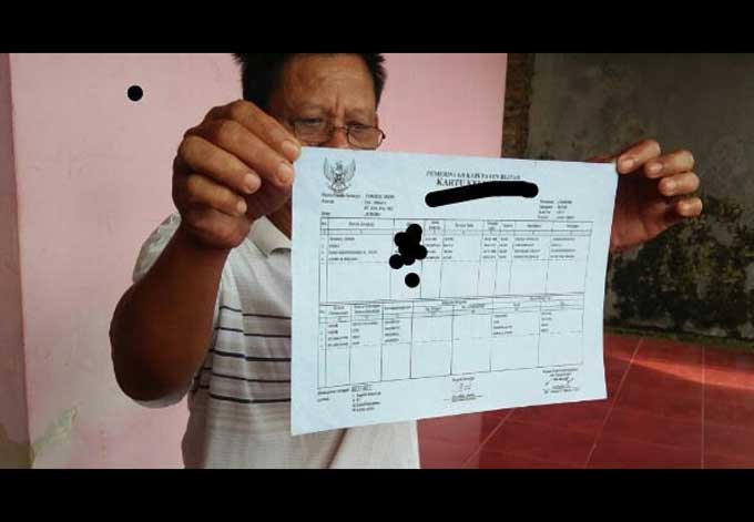 Sutikno menunjukkan KK milik terduga teroris yang ditangkap di Malang.