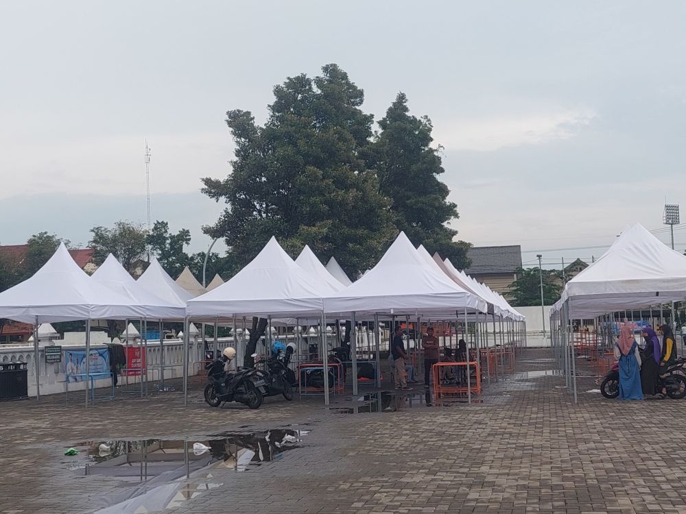 Stan-stan yang sudah berdiri di halaman Masjid Agung An