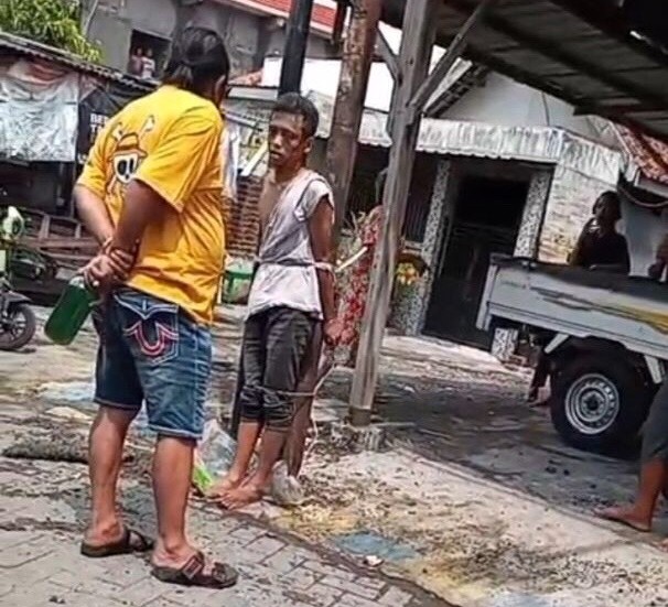 Tangkapan layar video saat Uud Khomarudin alias Uud Harley yang membawa bensin di dalam botol kaca