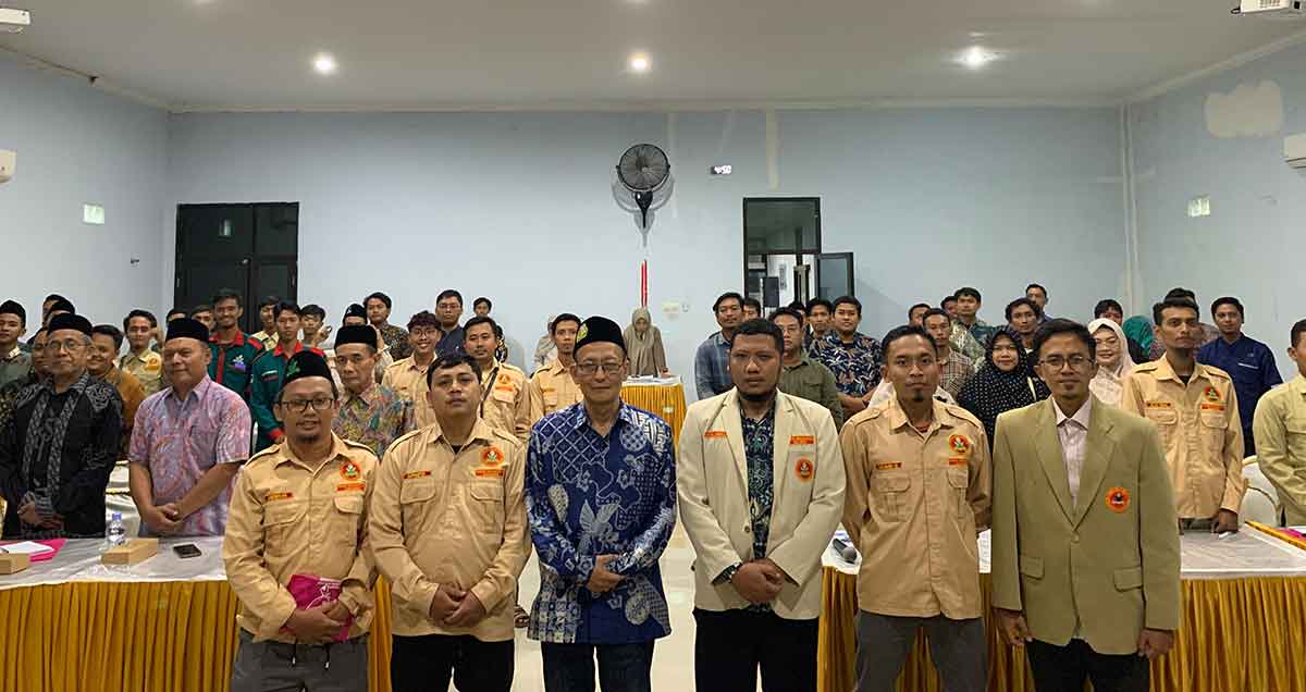Wakil Ketua DPRD Gresik, Ahmad Nurhamim (tiga dari kiri), bersama Ketua Pemuda Muhammadiyah Gresik, Safiq Abdillah, dan Camat Sidayu, Suwartono. Foto: Ist