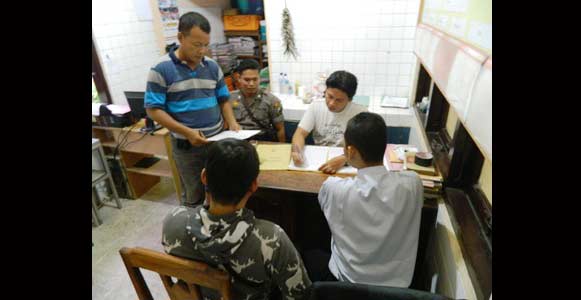 Dua karyawan koperasi saat melakukan penyidikan. foto: zainal/ BANGSAONLINE
