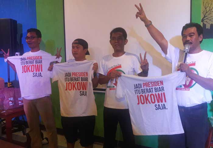 Panitia nobar menunjukkan kaos dukungan terhadap Jokowi sebagai Presiden 2019. foto: SYUHUD/ BANGSAONLINE