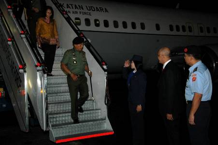 ?

Panglima TNI Jenderal TNI Dr Moeldoko saat tiba di Singapura. Foto:puspen mabes TNI