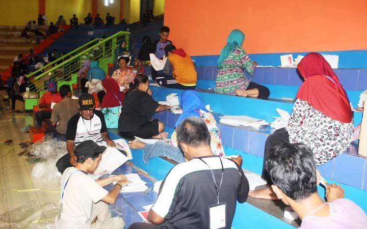 KPU Kabupaten Pasuruan melibatkan sejumlah warga untuk melipat kertas suara Pemilu. foto: AHMAD HABIBI/ BANGSAONLINE