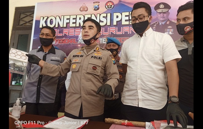 Kapolres Pasuruan AKBP Rofiq Ripto Himawan didampingi Kasat Reskrim AKP Adrian Wimbarda saat menunjukan barang bukti perhiasan korban dan kayu yang dipakai tersangka untuk memukuli korban.