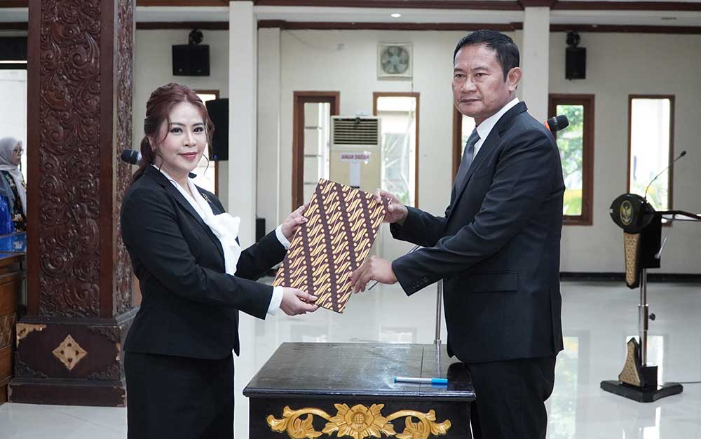 Bupati Lamongan Yuhronur Efendi menunjukkan berita acara pelantikan Nur Rahmawati sebagai Direktur Utama BPR Bank Daerah Lamongan (BDL).