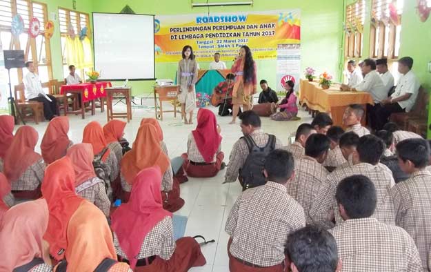 Kreativitas pelajar SMAN I Pace mengisi kegiatan Roadshow Dinsos P3A Kabupaten Nganjuk. foto: BAMBANG DJ/ BANGSAONLINE