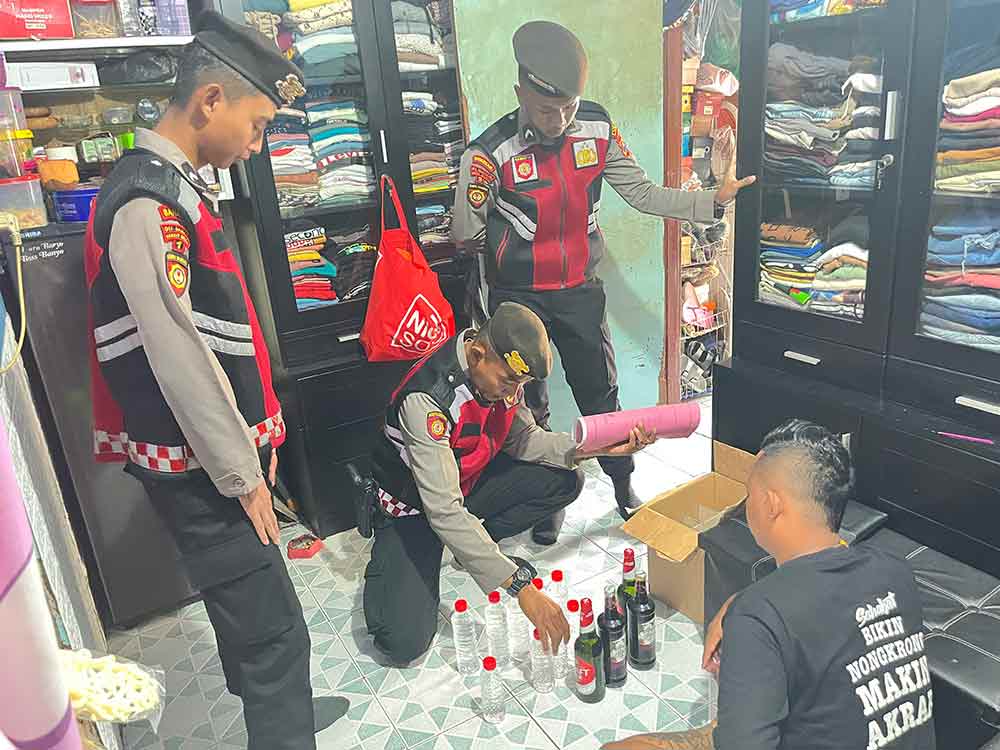 Razia Pekat, Polres Probolinggo Tangkap Penjual Miras Ilegal dan Amankan Belasan Botol