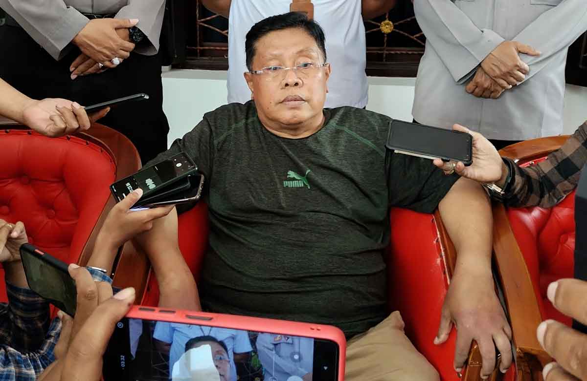 Wali Kota Blitar, Santoso, saat memberi keterangan kepada awak media terkait perampokan yang dialaminya.