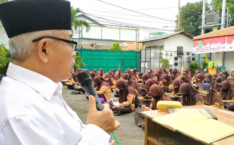 Prof. Dr. KH. Asep Saifuddin Chalim, M.Ag. memberi pengajian di alam terbuka di halaman SMP Amanatul Ummah di Pondok Pesantren Amanatul Ummah Jalan Siwalankerto Utara Surabaya, Sabtu (20/6/2020). foto: MMA/ bangsaonline.com
