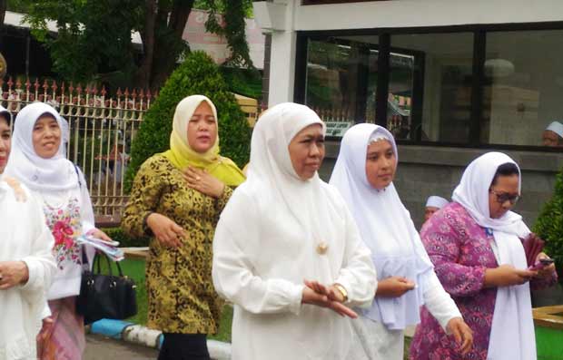 Mensos RI, Khofifah Indar Parawansa saat menuju gedung DPRD Sidoarjo, untuk ramah tamah. foto: NANANG I/ BANGSAONLINE