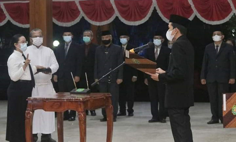 Wabup Syah Natanegara saat melantik para ASN di Pendopo Trenggalek. (foto: HERMAN/BANGSAONLINE)