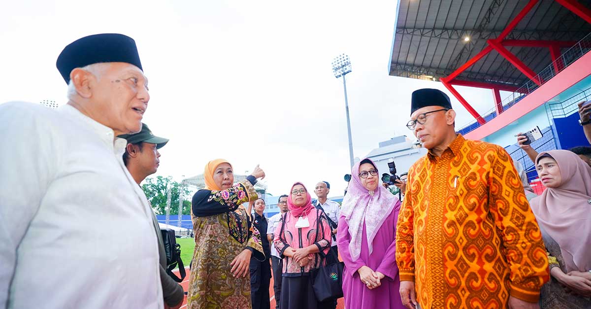 Gubernur Khofifah saat meninjau lokasi pelaksanaan Mujahadah Kubro 1 Abad NU di Stadion Gajayana, Kota Malang.