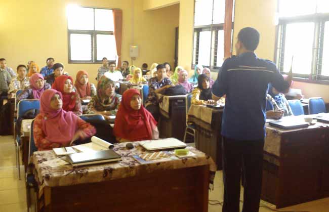 Petugas Perpustakaan di Tuban Diberi Workshop Tentang Pemanfaatan Aplikasi Komputer