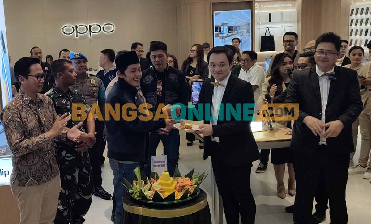Gus Iqdam saat menyerahkan potongan tumpeng kepada Chief Marketing Officer OPPO Indonesia, Patrick Owen. Foto: MUJI HARJITA/ BANGSAONLINE