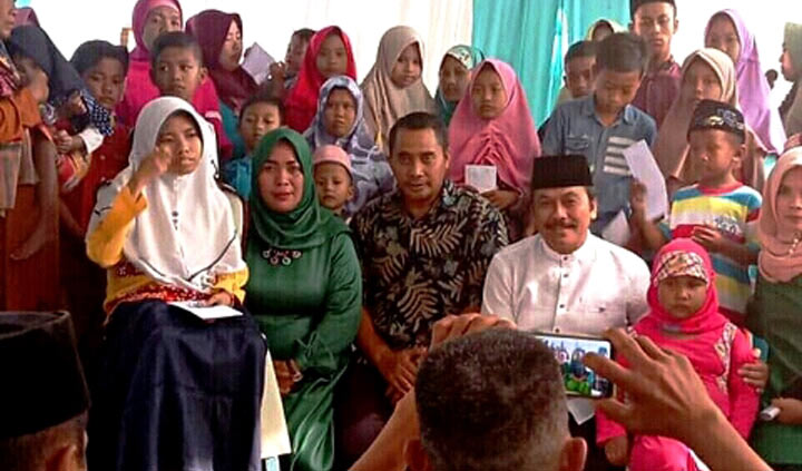 Foto Moh. Qosim dalam acara santunan yatim di wilayah Gresik Selatan yang menyebar di medsos. foto: ist.